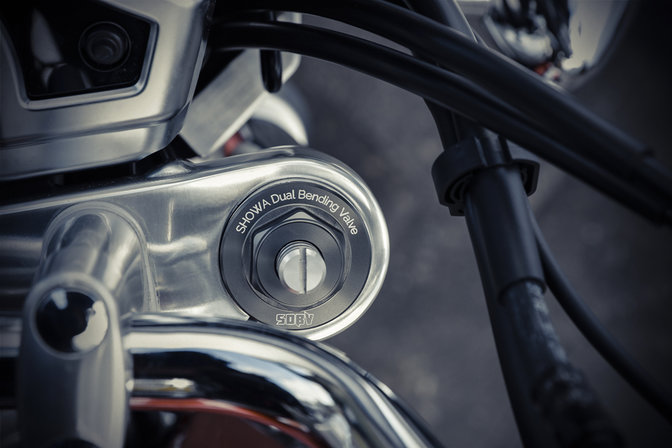 Közelkép a CB1100 EX első felfüggesztéséről.