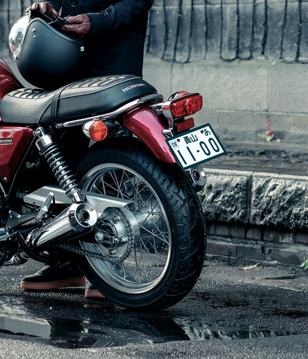 Közelkép a CB1100 EX hátsó felfüggesztéséről.
