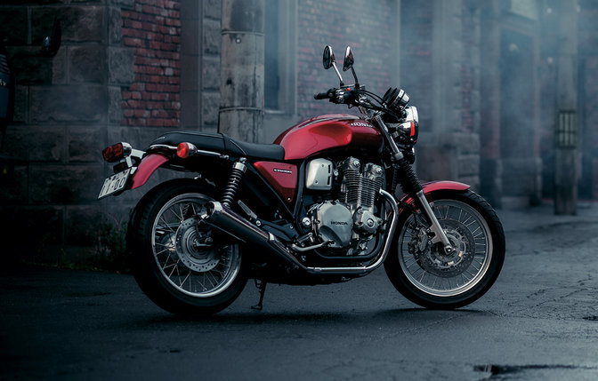 A Honda CB1100 EX hátulról, háromnegyedes jobb oldali nézetben.