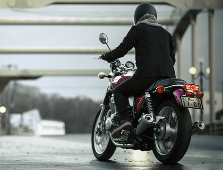 A Honda CB1100 EX hátulról, háromnegyedes jobb oldali nézetben, pilótával.