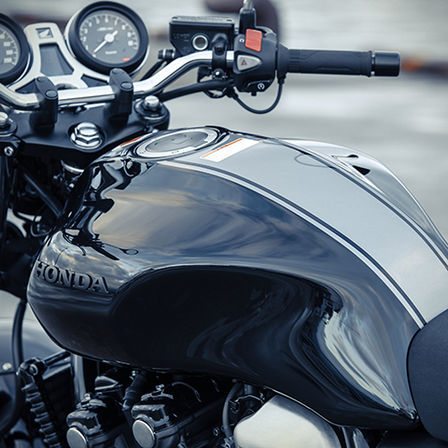 Közelkép a Honda CB1100 RS üzemanyagtartályáról.