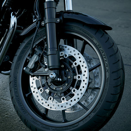 Közelkép a CB1100 RS kerekéről és féktárcsáiról.