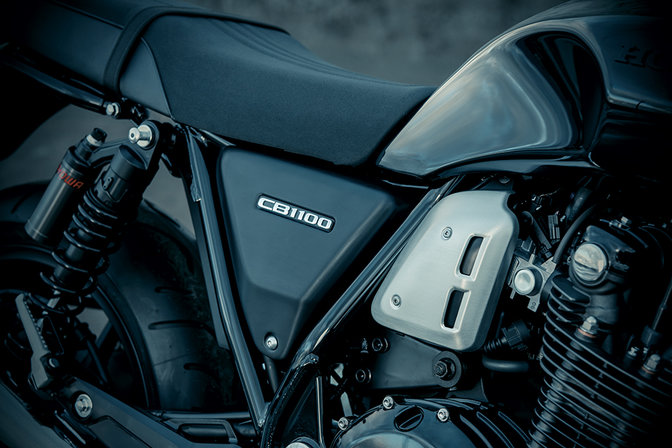 Közelkép a Honda CB1100 RS oldalidomjáról.