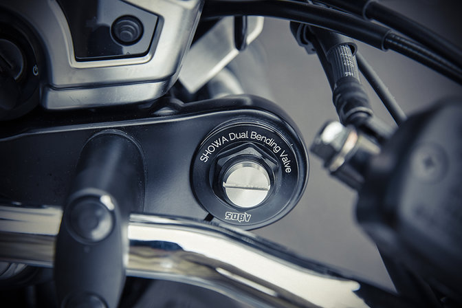 Közelkép a CB1100 RS első felfüggesztéséről.