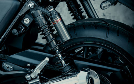 Hátulról készült közelkép a CB1100 RS felfüggesztéséről.