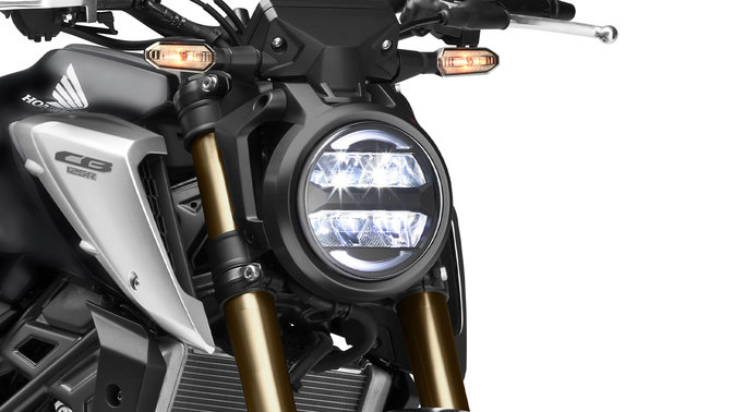 Honda CB125R, háromnegyedes jobb első nézet, közelkép a lámpákról, stúdiófelvétel, fekete motor