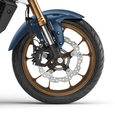 Honda CB125R, jobb oldal, közelkép az első kerékről és a fékekről, stúdiófelvétel, kék motor