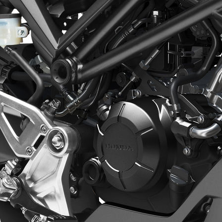 Honda CB125R, közelkép a motorról, stúdiófelvétel