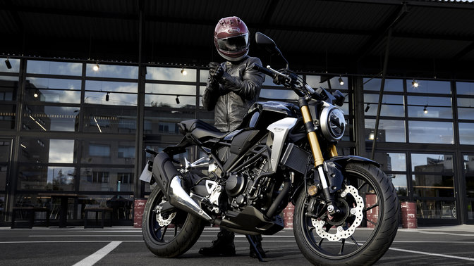 Parkoló Honda Neo Sports Café CB300R oldalnézetből.