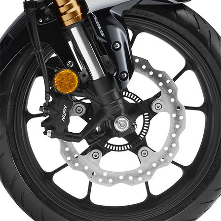 Közelkép a Honda CB300R Neo Sports Café kerekéről.