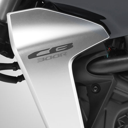 Közelkép a Honda CB300R Neo Sports Café radiátorburkolatáról.
