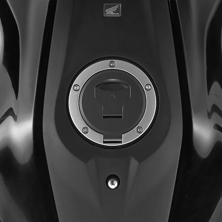 Közelkép a Honda CB300R Neo Sports Café üzemanyagtartályáról.