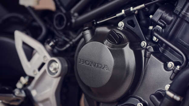 Honda CB300R: egyhengeres, DOHC-vezérlésű, négyszelepes motor – közelkép.