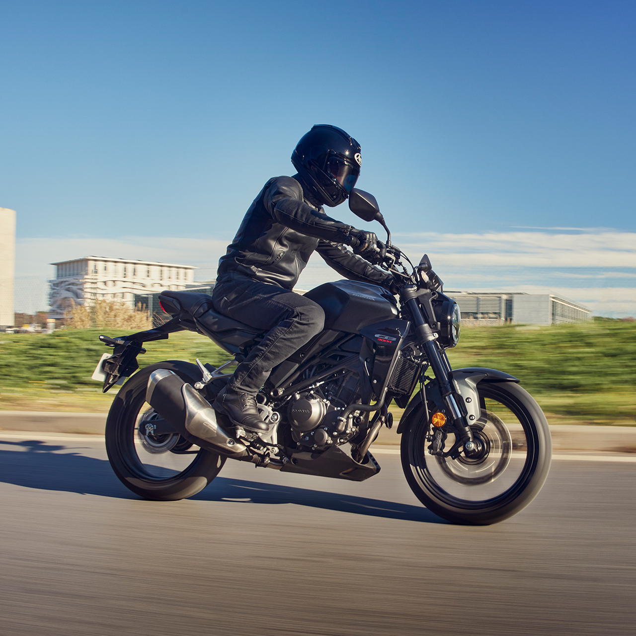 Honda CB300R oldalnézetből, menet közben.