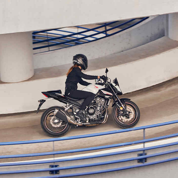 A Honda CB500 Hornet állóképe a bemutató videóból