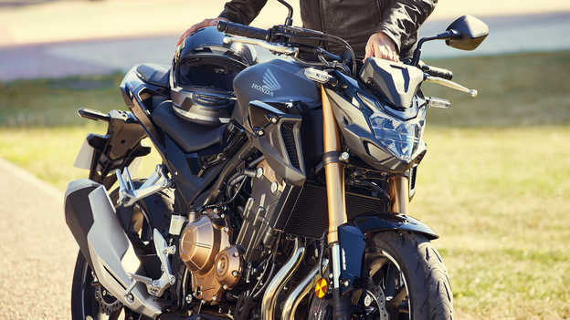 CB500F – Agresszív naked motorkerékpár vonalvezetés és új grafika