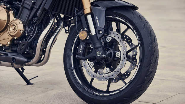 CB500F – Új, dupla első féktárcsa és radiálisan rögzített féknyergek