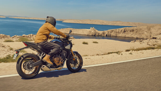 Honda CB650R – tengerparti úton távolodik