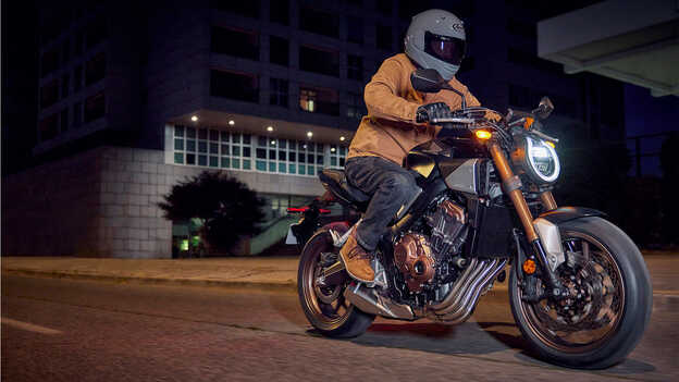 Honda CB650R – elölről készült háromnegyedes felvétel, oldaltámaszon