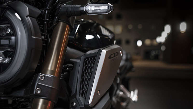 Közelkép a CB650R Neo Sports Café kettős légbeömlő nyílásáról