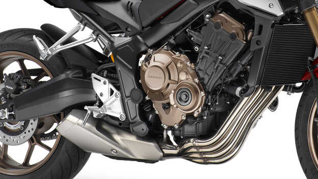 soros, négyhengeres, DOHC-vezérlésű, 16 szelepes motor, amely megfelel az EURO5 szabvány előírásainak