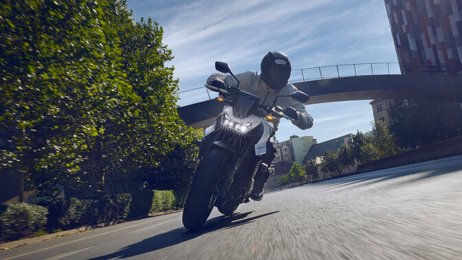 Honda CB750 Hornet modell, amelyet egy alagútban vezetnek