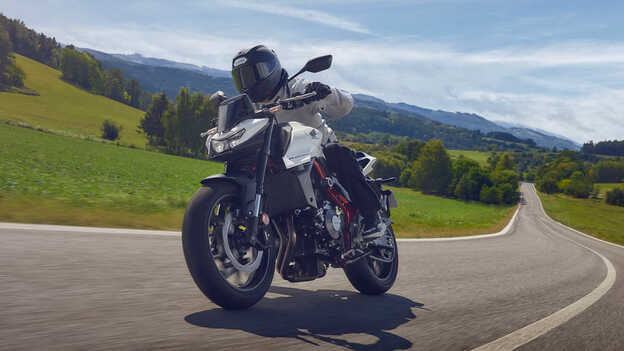 Honda CB750 Hornet Fejlett technológiák a tökéletes motorozási élmény érdekében