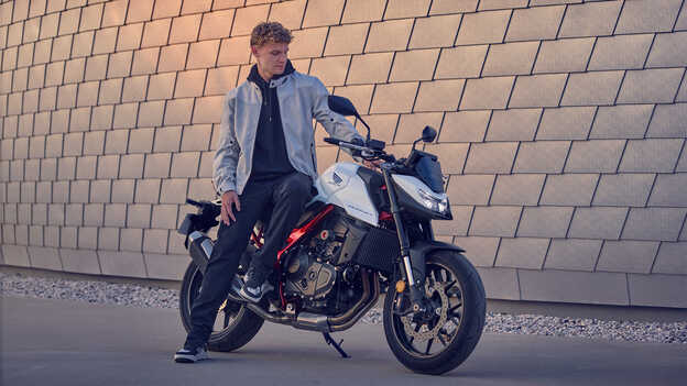 CB750 Hornet A2 licenc opció elérhető