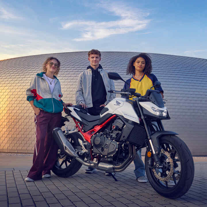 Kép a Honda Hornet modellt működés közben bemutató videóból
