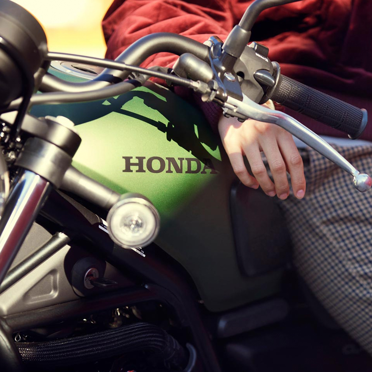 Közelről készült oldalsó felvétel a Honda CL500 motorkerékpárról, modellel.