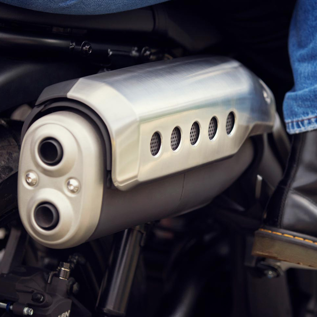 Közelkép a Honda CL500 motorkerékpárról.