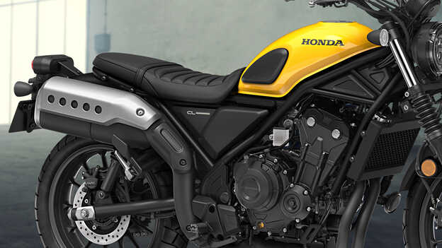 A Honda CL500 motorkerékpár kényelmes ülése.