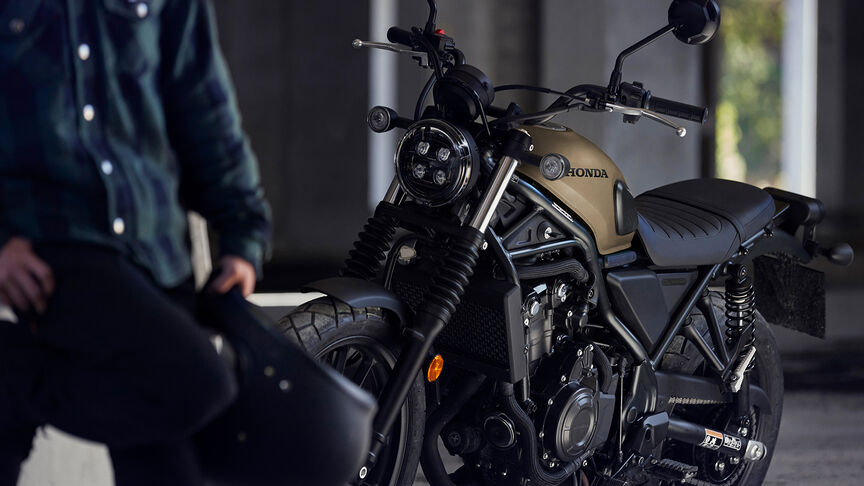 Honda CL500 elölről, álló helyzetben, háromnegyedes képen, a helyszínen.