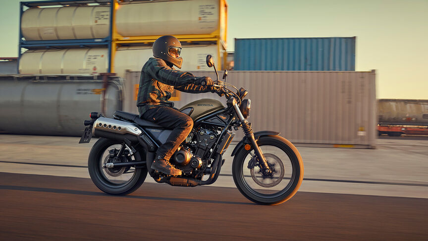 Honda CL500 elölről, álló helyzetben, háromnegyedes képen, a helyszínen.