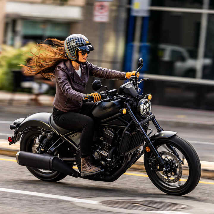 Modell egy Honda CMX1100 modellen városi környezetben.
