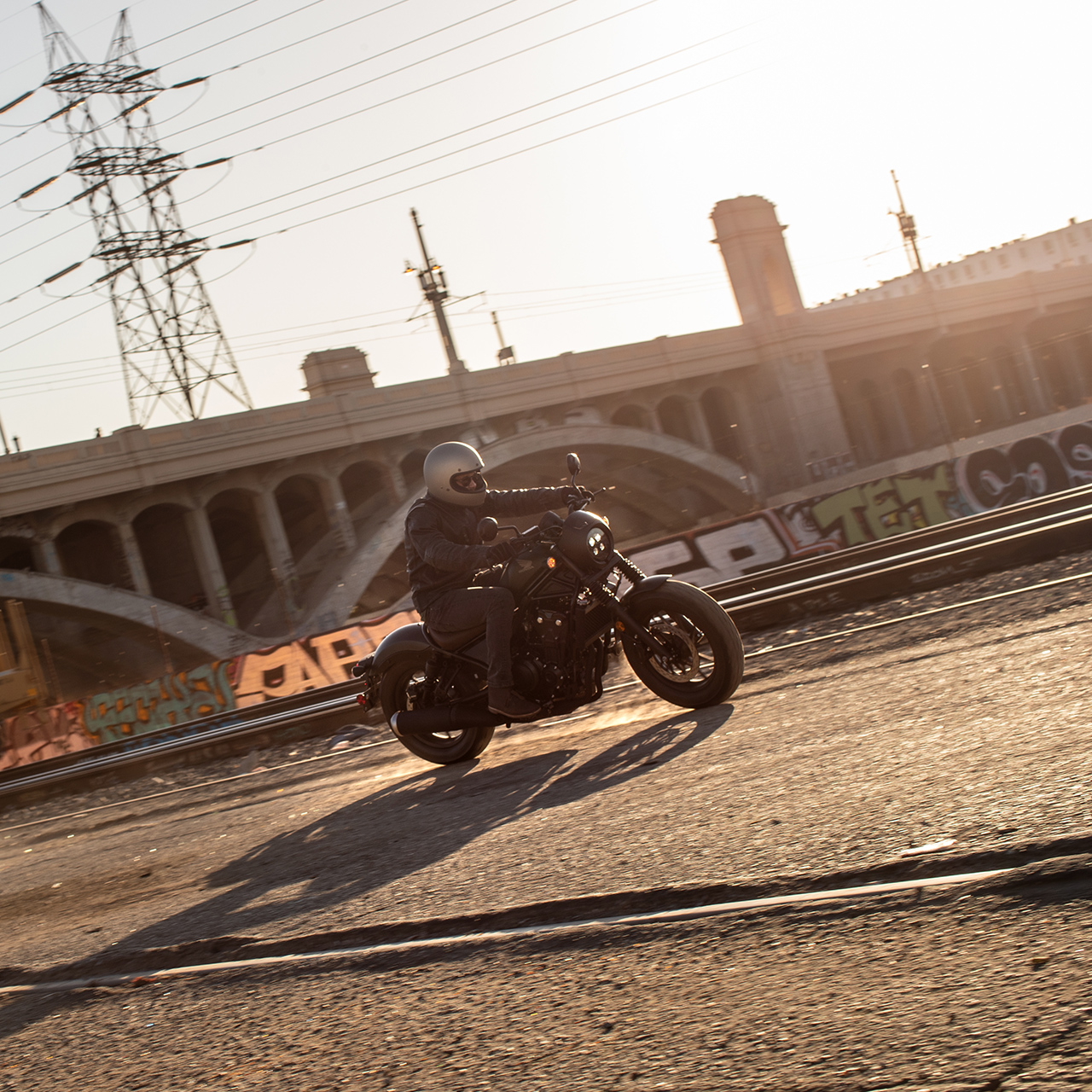 A CMX500 Rebel egy motorossal
