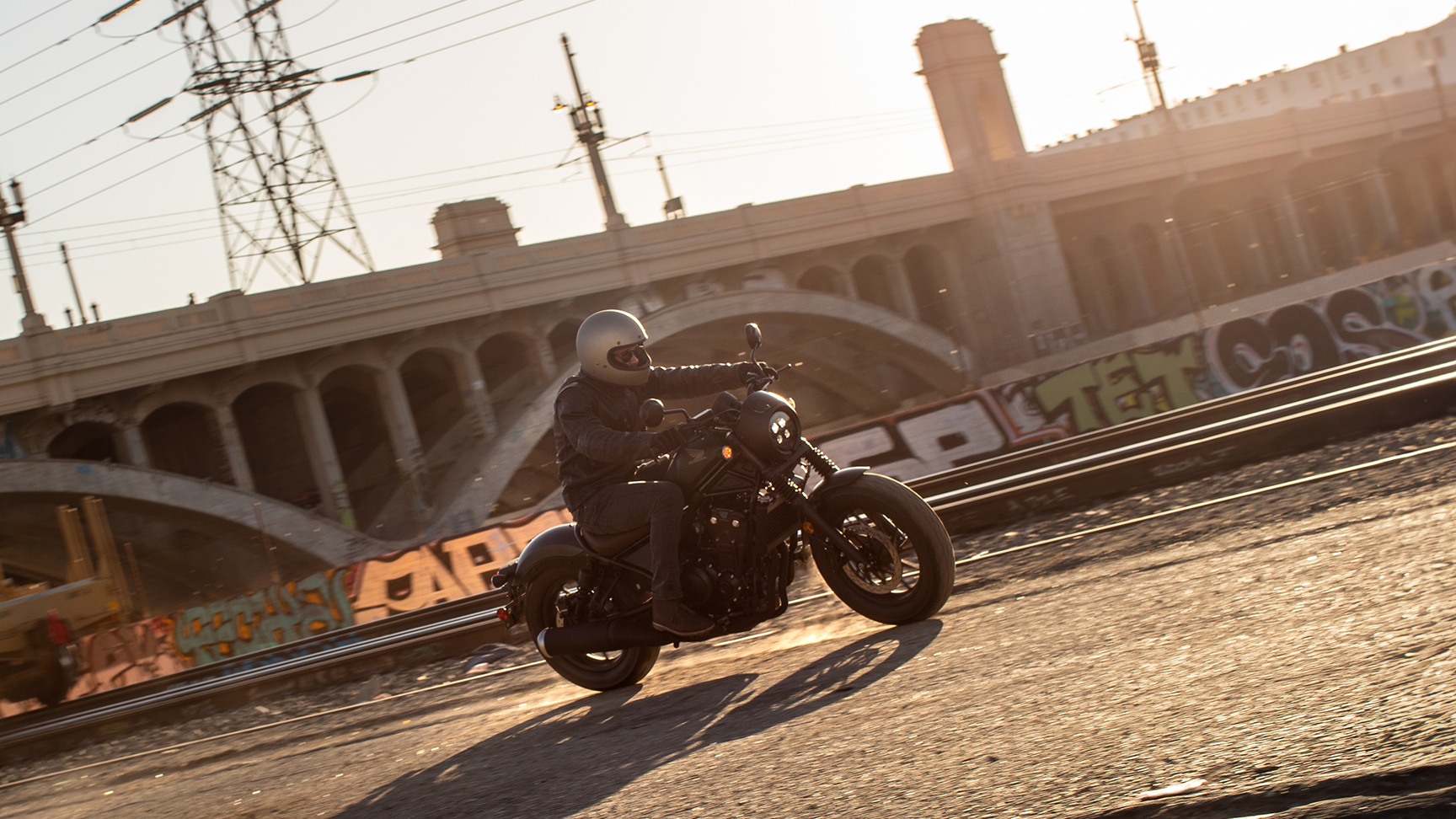A CMX500 Rebel egy motorossal