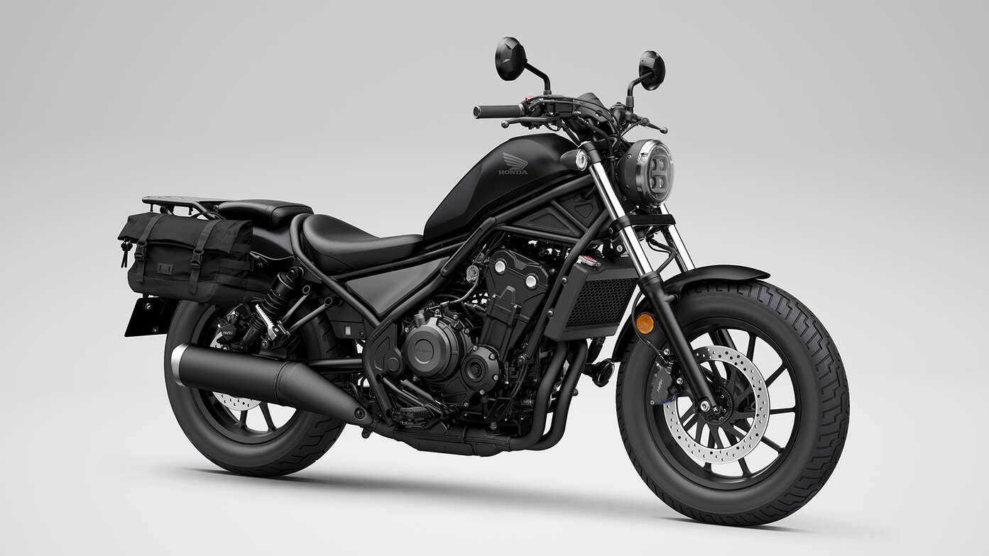 A Honda CMX500 Rebel a Travel csomaggal.