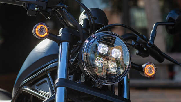 CMX500 Rebel – elölről készült felvétel, amelyen a teljesen LED-es lámpák láthatók