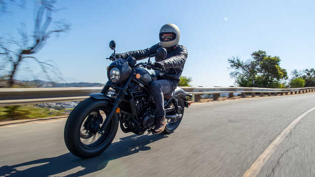 Motoros egy Honda CMX500 Rebel nyergében közúton.