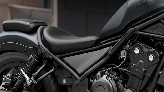 A CMX500 Rebel vezetőülése.