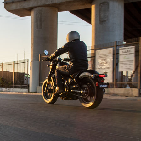 Háromnegyedes felvétel a Honda CMX500 Rebel hátuljáról, amelyet egy városi utcán vezetnek.