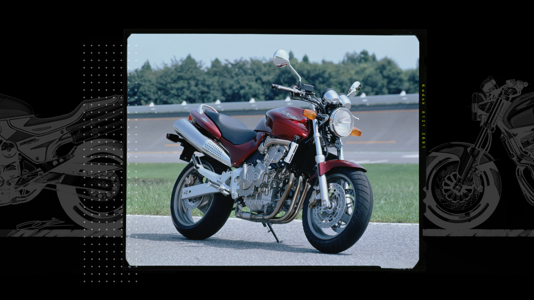 A Honda Hornet elölről, háromnegyedes nézetben egy versenypályán.