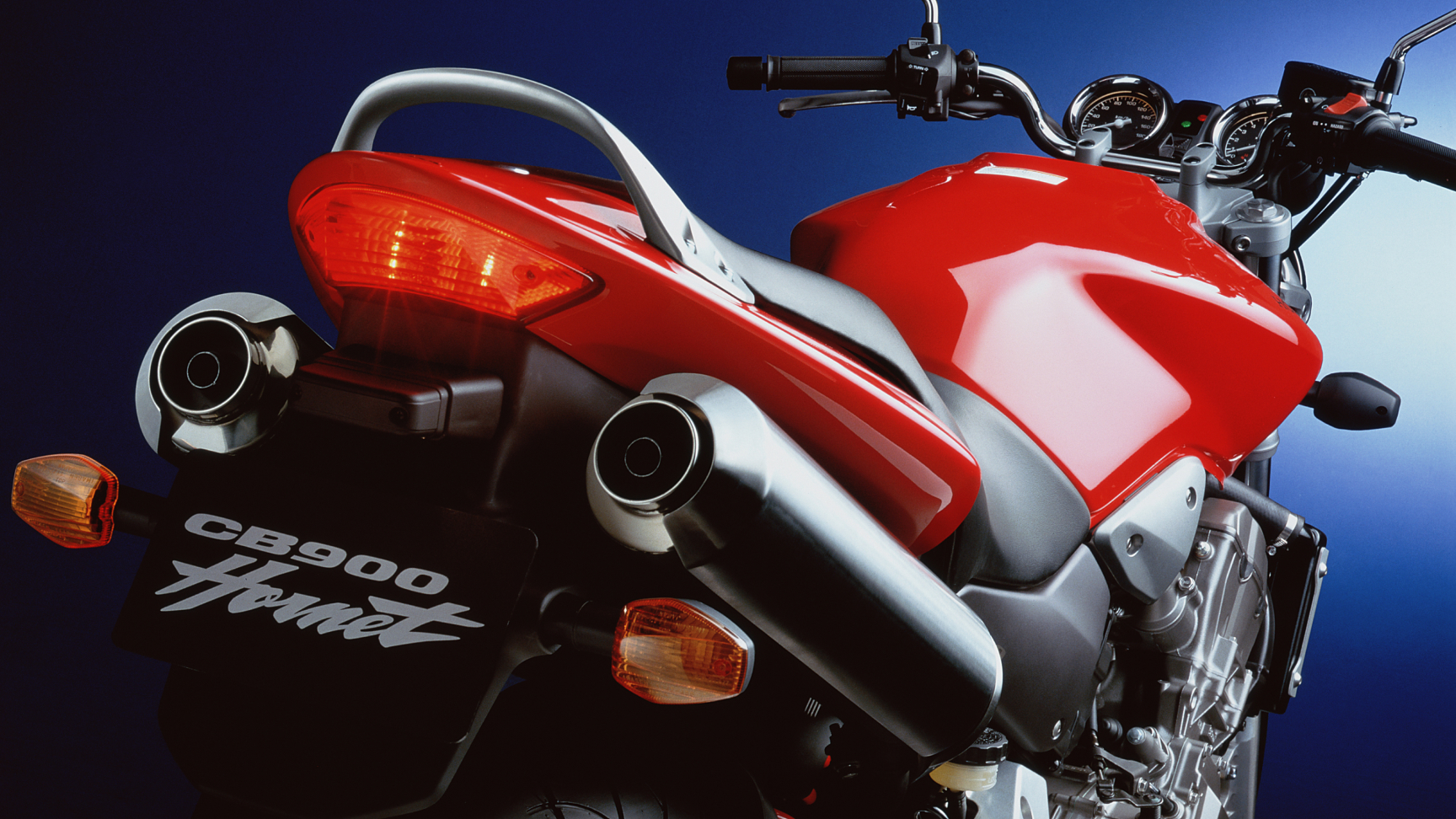 Közelkép a Honda CB900 Hornet hátuljáról.