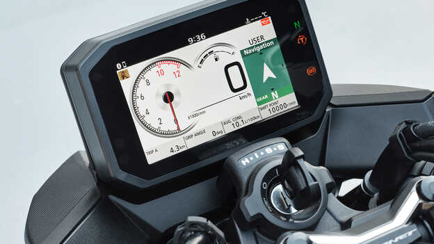 Honda CB750 Hornet TFT-kijelző navigációval.
