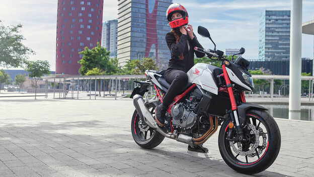 Honda CB750 Hornet statikus kép női motorossal.