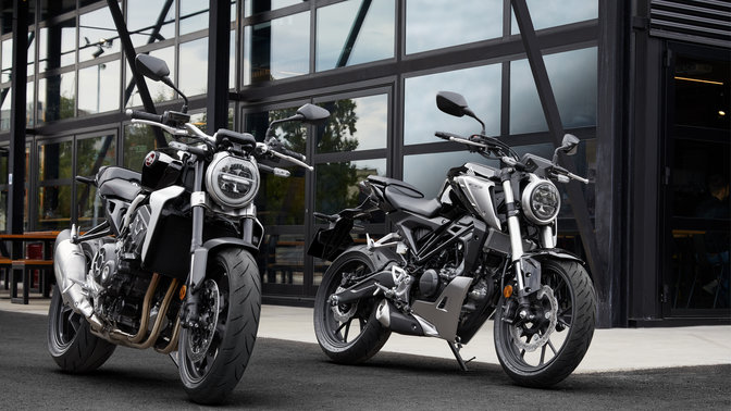 Utcán parkoló Honda CB1000R és CB125R.