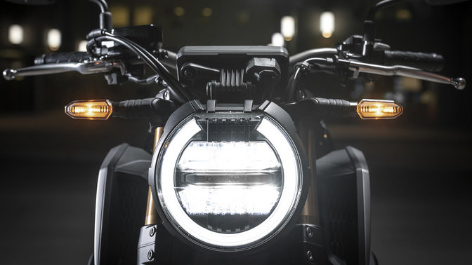 Közelkép a Honda CB650R fényszórójáról.