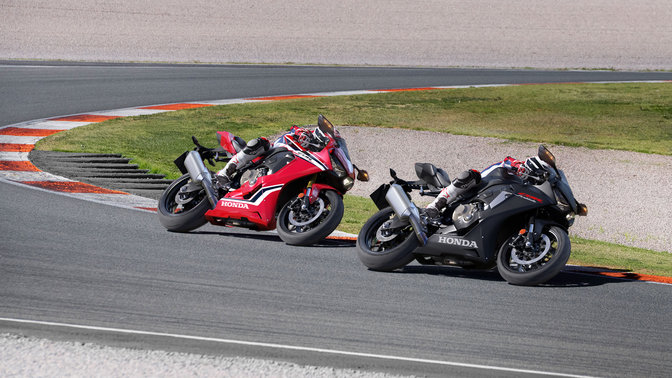 2 Honda CBR1000RR Fireblade versenypályán.