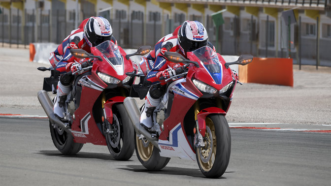 Honda CBR1000RR Fireblade és Honda CBR1000RR Fireblade SP versenypályán.